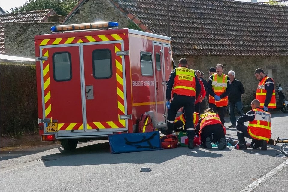 Equipe de sapeurs pompiers en intervention de secourisme