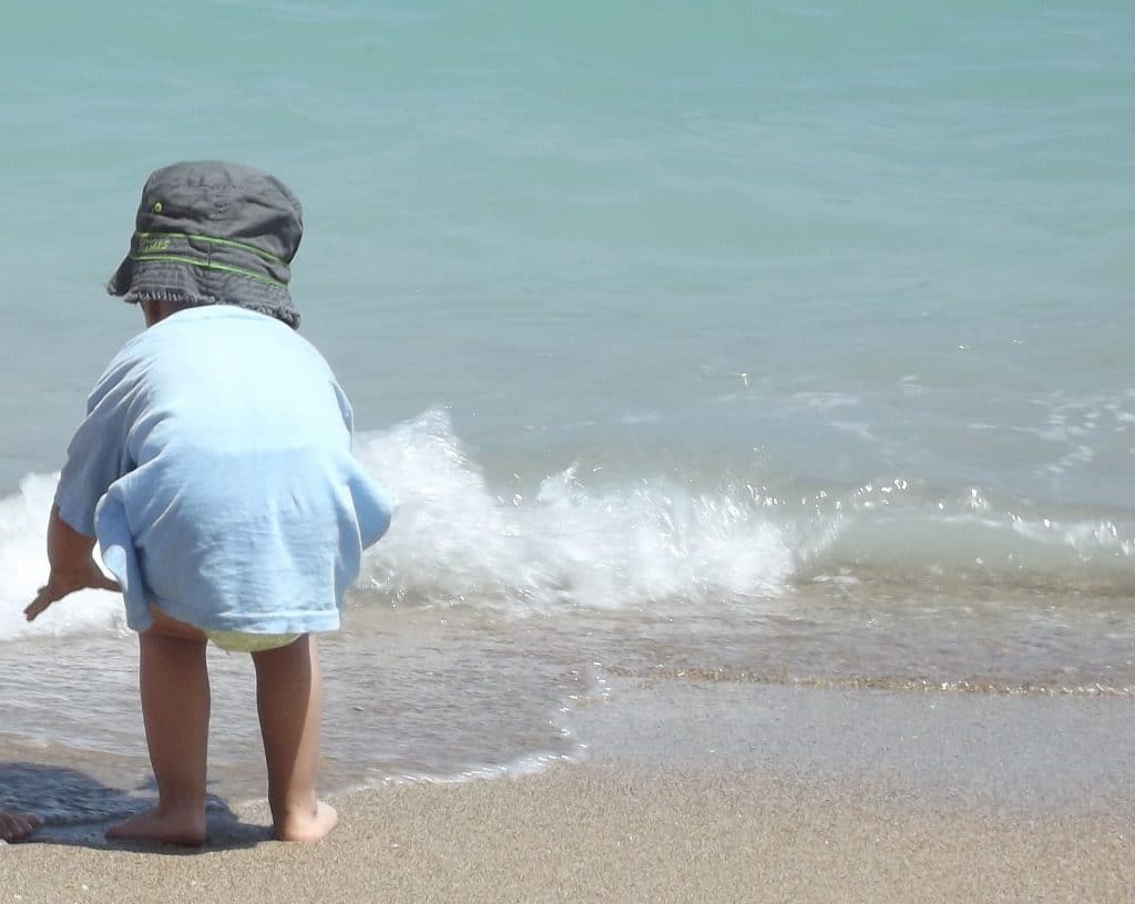 Baignade à la mer : quelles précautions prendre avec un enfant en bas âge