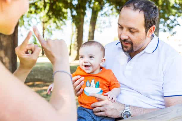 Parents qui communiquent avec leur enfant atteint de troubles de l'audition