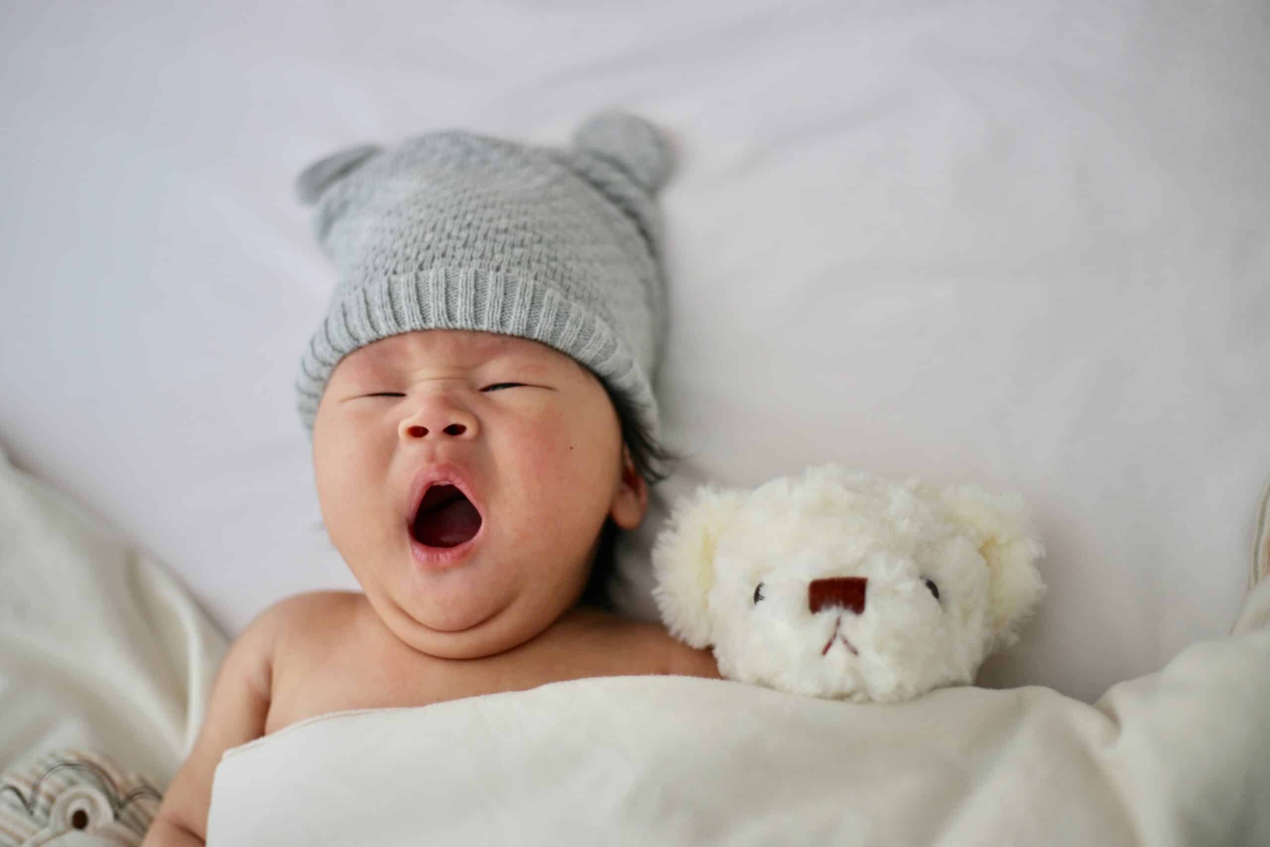 Bébé en train de dormir avec sa peluche